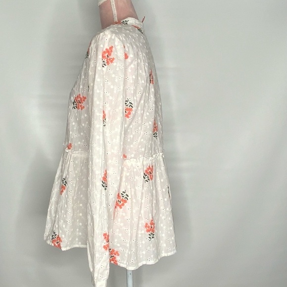 Solitairy gorgeous eyelet embroidered‎ top. - Picture 11 of 11